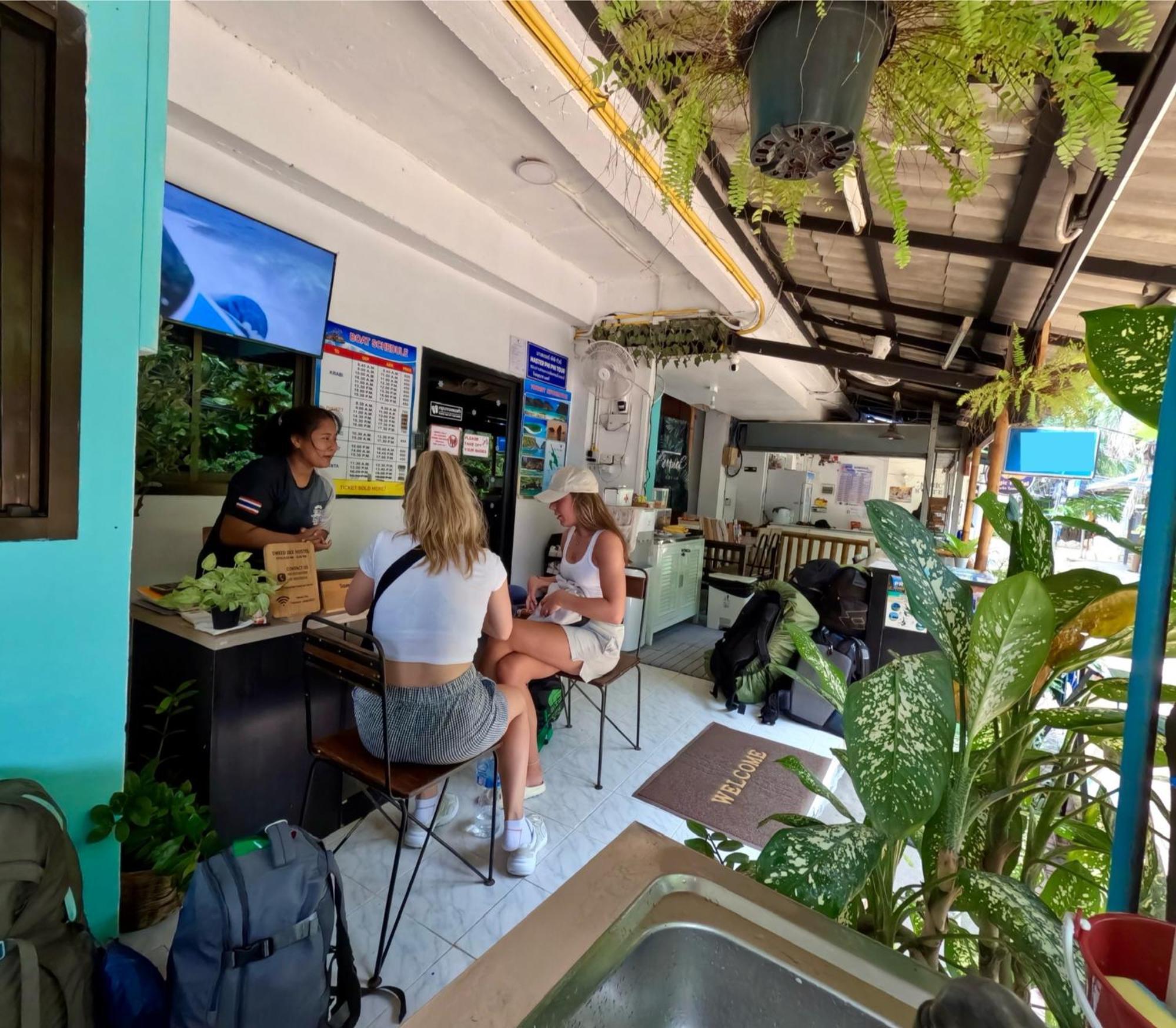 Sweed Dee Hostel Phi Phi-eilanden Buitenkant foto